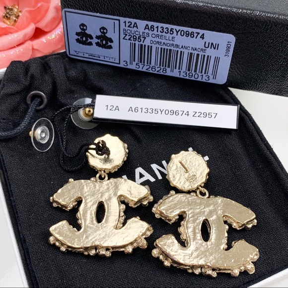 CHANEL Gold Vintage Style CC Logo earrings - Picture 4 of 8